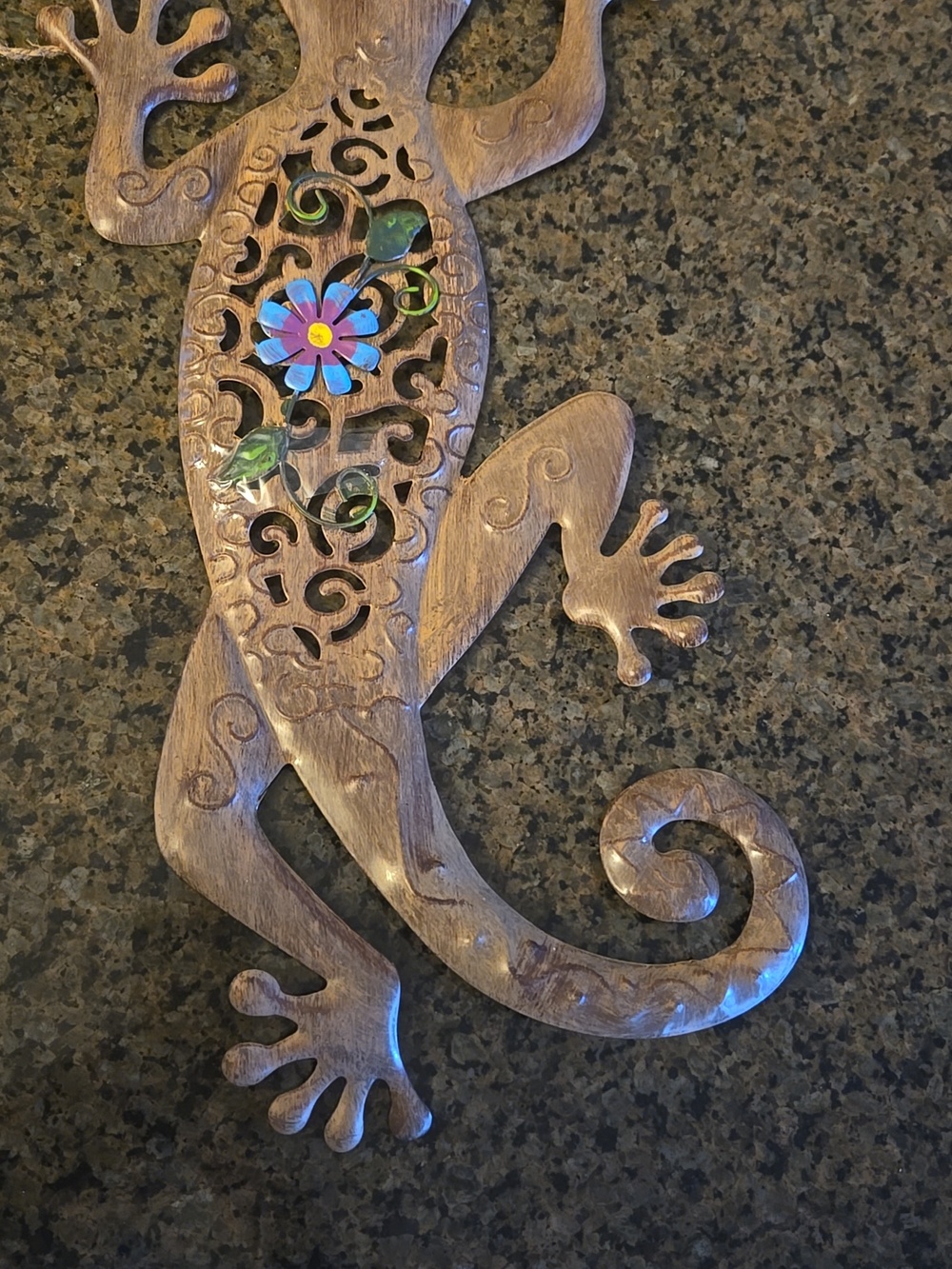 Wall decor lizzard with lots of details. Ideal for inside or outside decor
